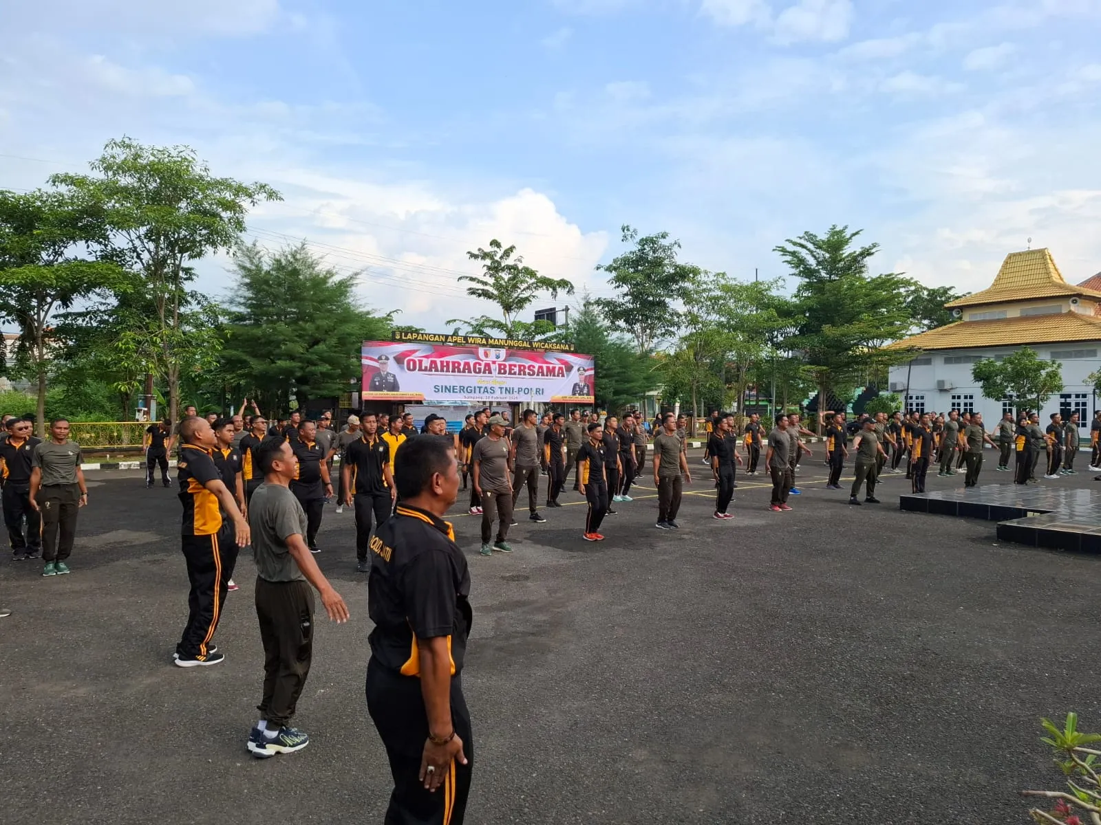 Kepolisian Polres Sampang dan TNI Lakasanakan Gelar plh t Sehat Bareng,  di Mapolres Sampang