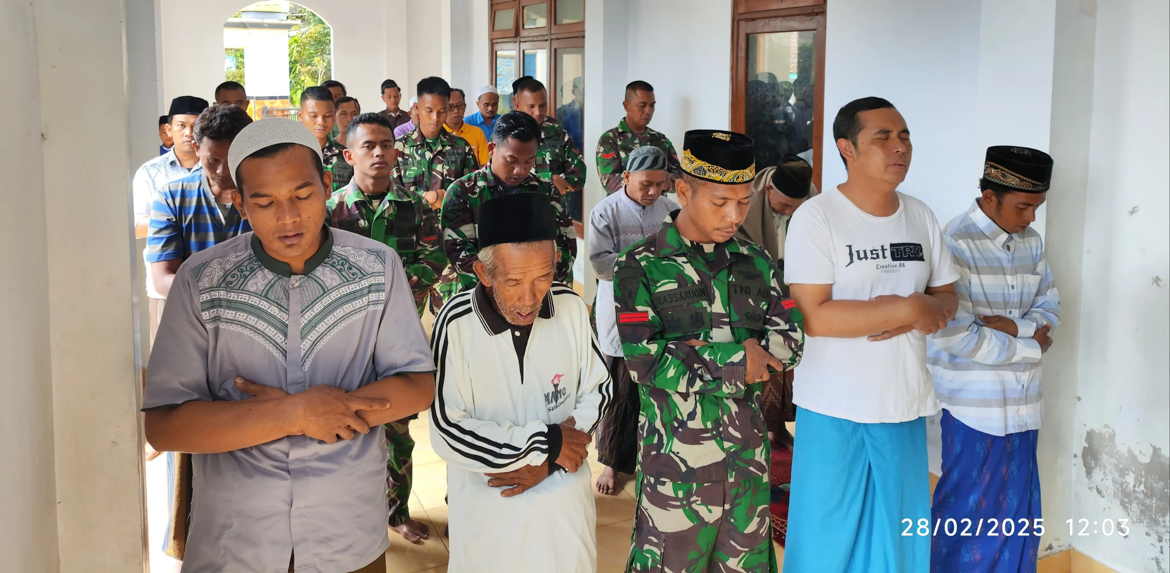 Tingkatkan Ketaqwaan Kepada Allah SWT, Satgas TMMD ke 123 Gelar Sholat Jum'at Bersama Warga