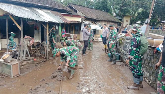 Babinsa Koramil 0822/01 Bondowoso Gotong Royong Bantu Warga Desa Wonoboyo Pasca Banjir Bandang