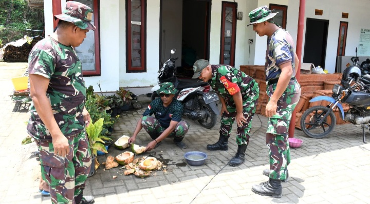 Melalui Komsos, Satgas TMMD ke 123 Membangun Keakraban Bersama Warga