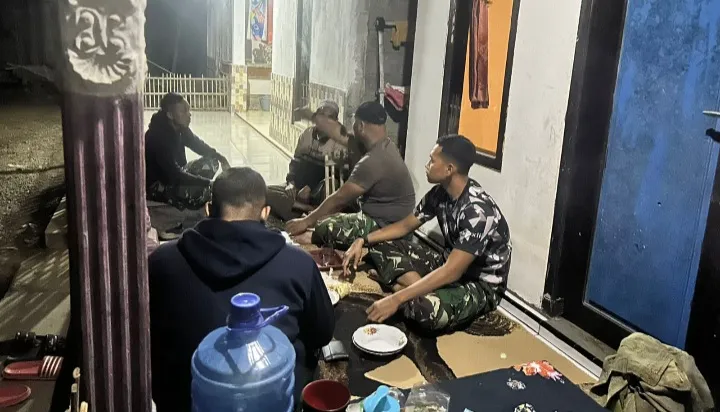 Ditengah Kesibukan, Satgas TMMD Luangkan Waktu Istirahat untuk Jalin Kedekatan dengan Warga