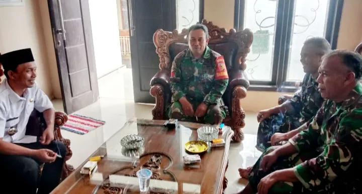 Dampingi Pabintal Korem 083, Babinsa Kopda Lukman Saat Komsos TMMD ke-123 di Rumah Kades Trotosari