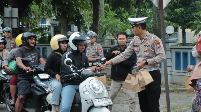 Berkah Ramadan, Polres Nganjuk Bagikan Ratusan Paket Takjil Untuk Pengguna Jalan