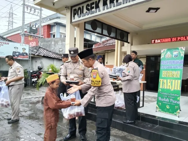 Polsek Krembangan Bagikan 150 Paket Takjil ke Warga dan Tukang Becak di Surabaya