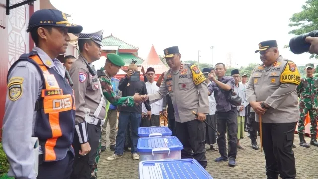 Kapolda Jatim Tinjau Pos Pelayanan Ops Ketupat Semeru 2025 di Masjid Cheng Hoo Pandaan