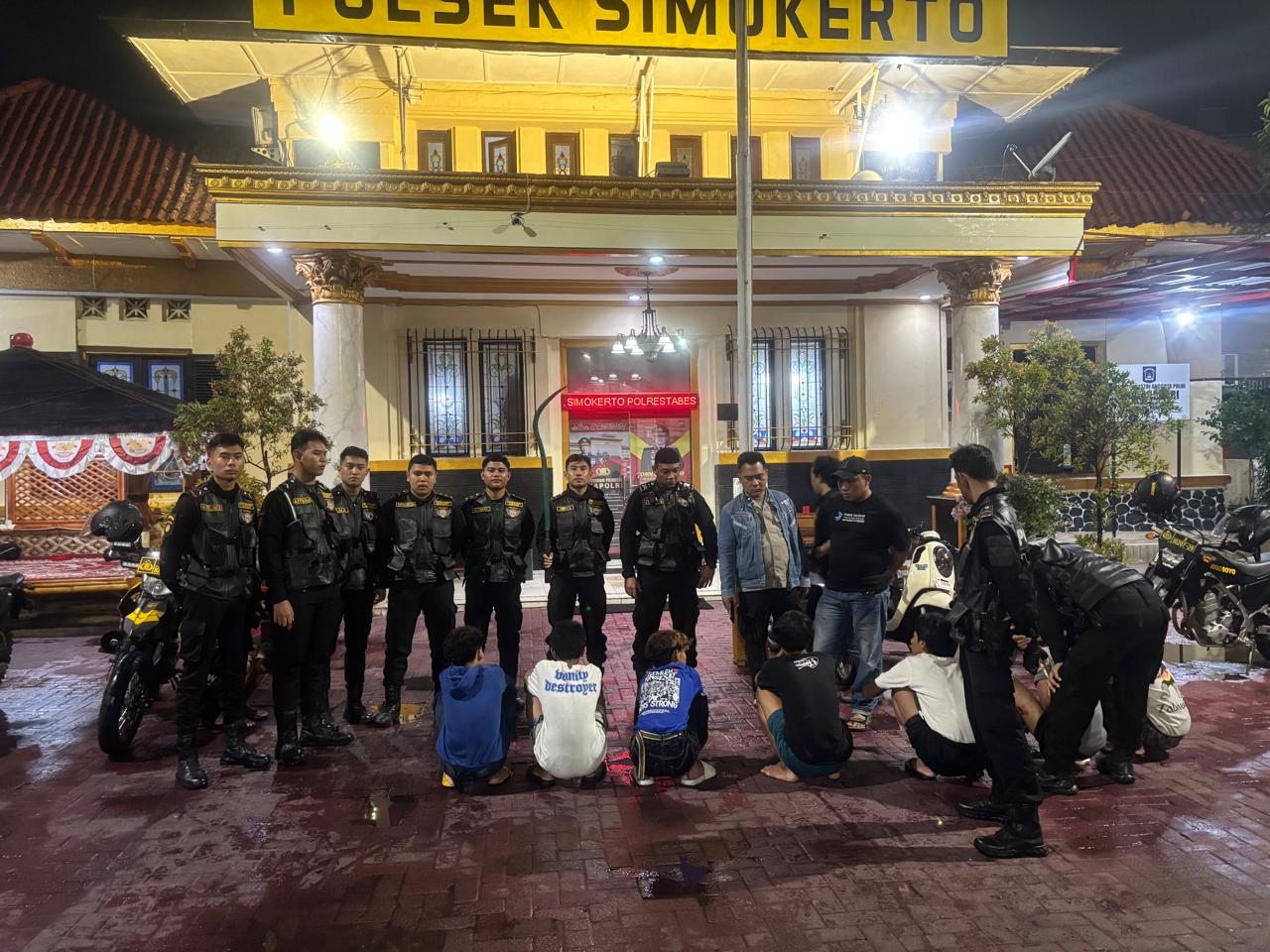 Tim 3 Jogoboyo 97 Sat Samapta Polrestabes Surabaya Amankan 8 Pemuda Pelaku Tawuran