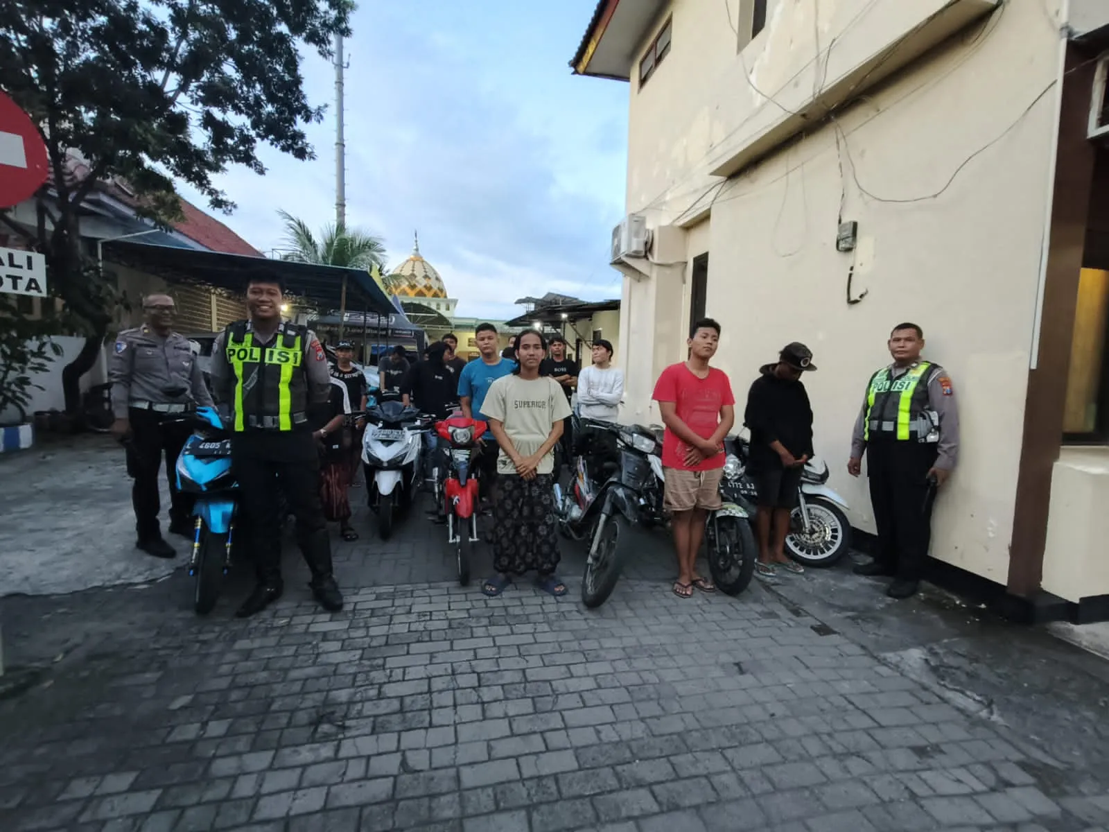 Polres Tanjung Perak Bubarkan Balap Liar di Akses Suramadu, Puluhan Pemuda dan Kendaraan Diamankan