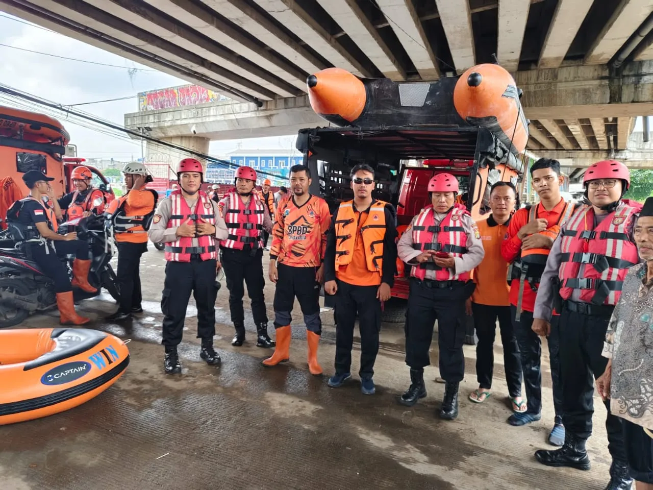 Tim Gabungan Evakuasi Warga Terdampak Banjir Di Bantaran Kali Ciliwung.