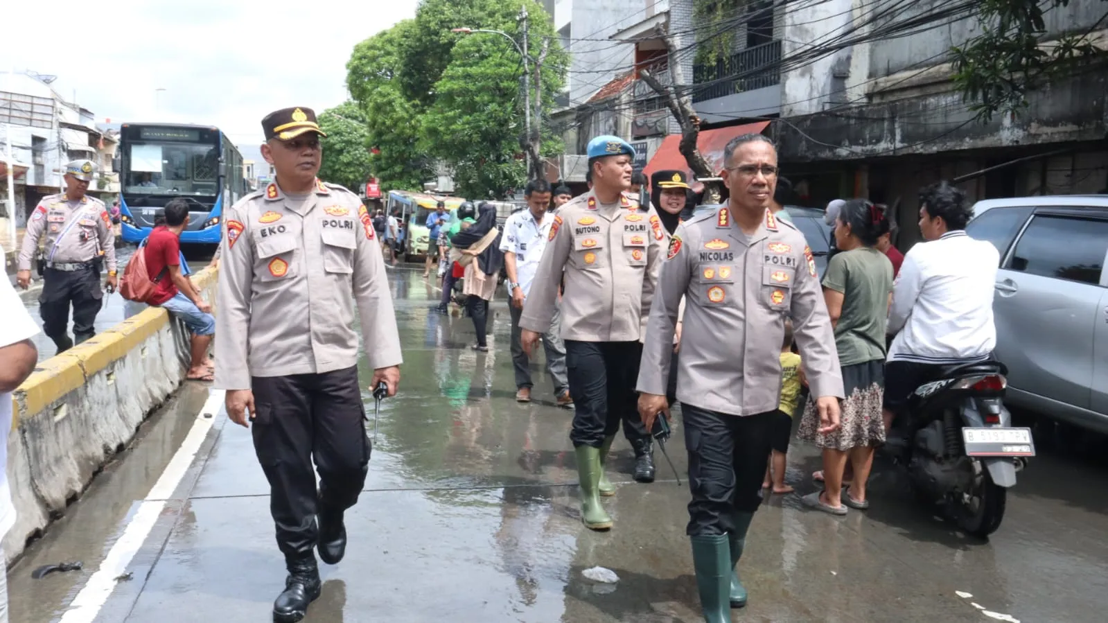 Kapolres Metro Jaktim Tinjau Lokasi Banjir Di Jatinegara, Pastikan Bantuan Untuk Warga.