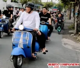 Bupati Sampang Terpilih Bersama Pecinta Vespa Bagi Takjil Keliling Kota Sampang