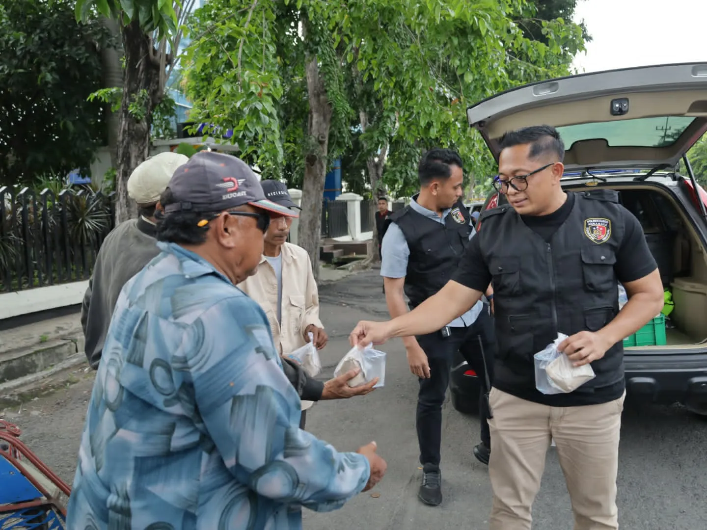 Ramadan Penuh Berkah, Polrestabes Surabaya Bagikan Takjil ke Abang Becak
