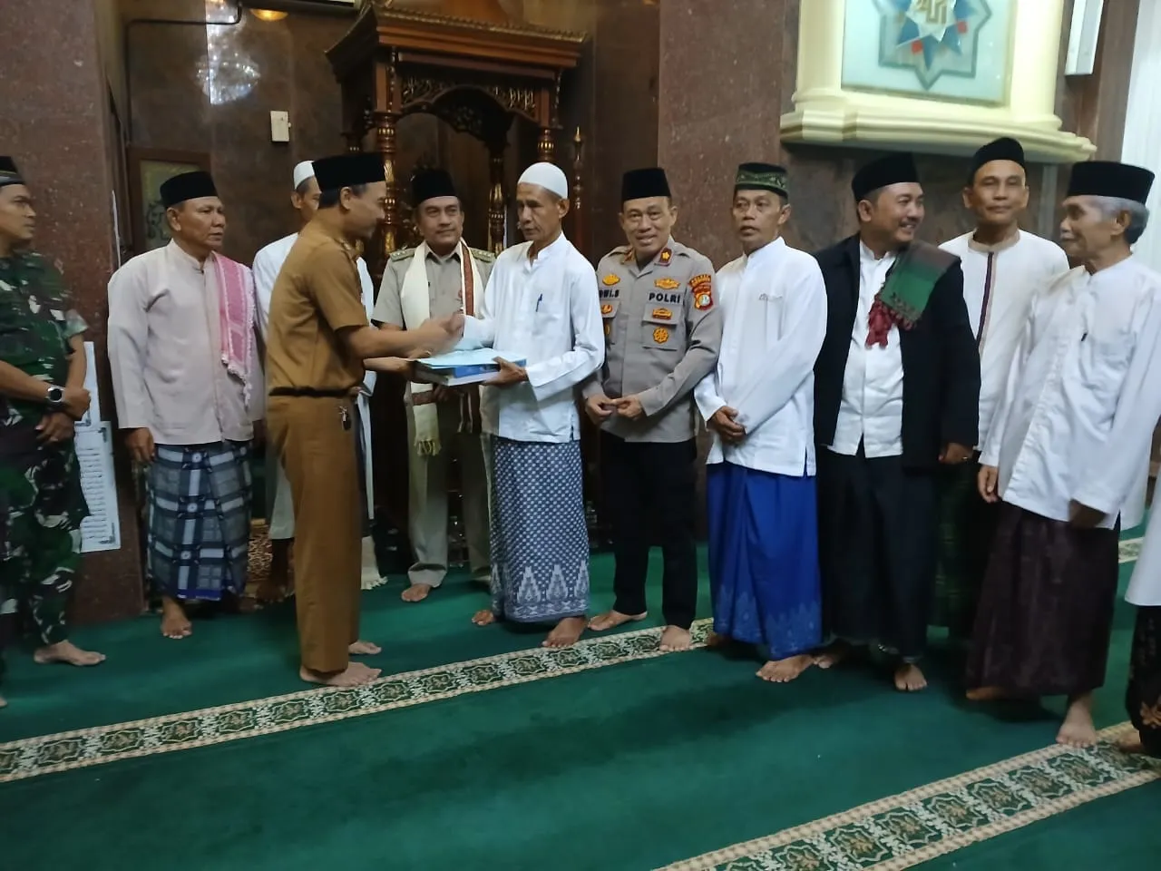 Kapolsek Cipayung Bersama 3 Pilar Gelar Sholat Tarawih Bersama Warga Di Masjid Al 'Barokah.