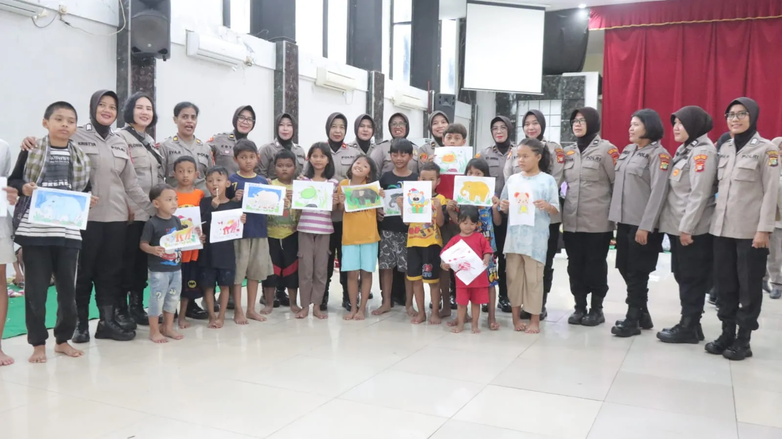 Polri Gelar Trauma Healing Untuk Anak - Anak Korban Banjir Di Jakarta Timur, Fokus Pada Pemulihan Psikologis.