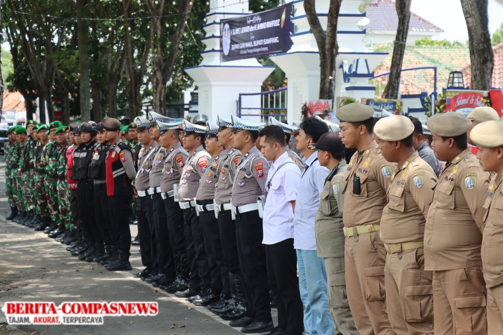 Amankan Sertijab Bupati Dan Wakil Bupati Sampang Periode 2025-2030, Ratusan Personil Polres Sampang