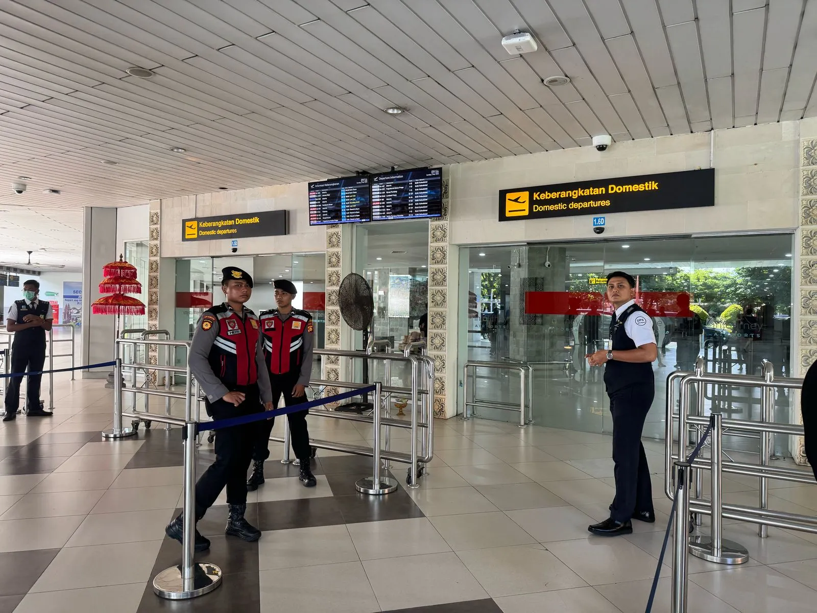 Polres Bandara Ngurah Rai Lakukan Pengamanan, Pastikan Kenyamanan Penumpang