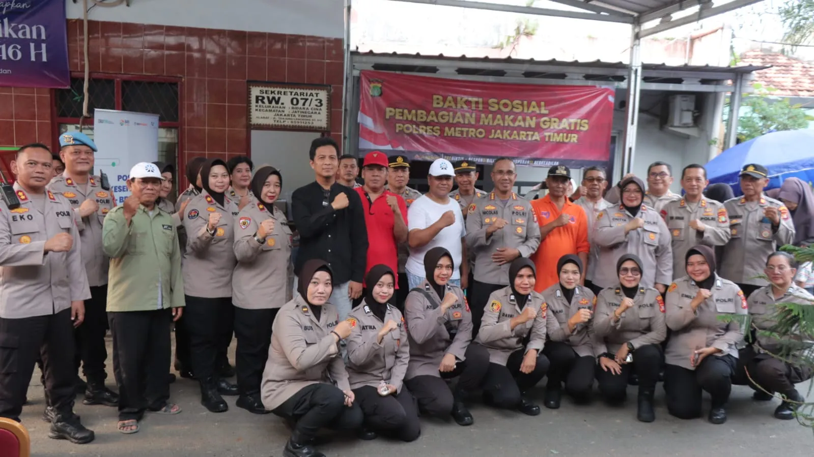 Polwan Polres Metro Jakarta Timur Sampaikan Kepedulian Terhadap Korban Banjir di Bidaracina