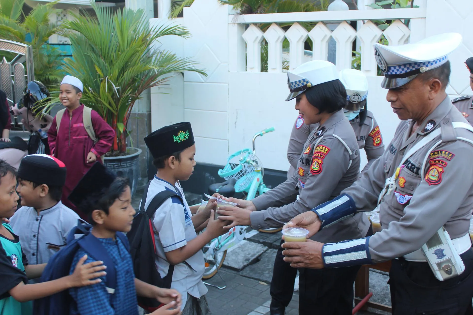 Polres Kawasan Bandara Giat Gelar Aksi Bagikan Takjil Untuk Warga