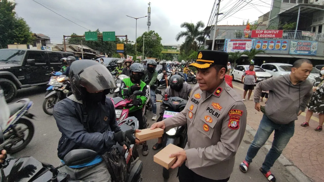 Ramadhan Berkah, Polsek Tambora Berikan 250 Paket Takjil Kepada Pengendara Dan Masyarakat.