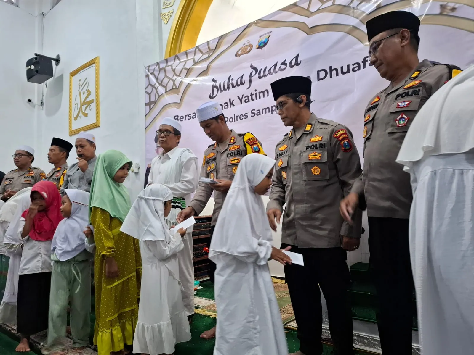 Kapolres Sampang Santuni Anak Yatim Dan Kaum Duafa, Buka Puasa Bersama Di Mapolres Sampang