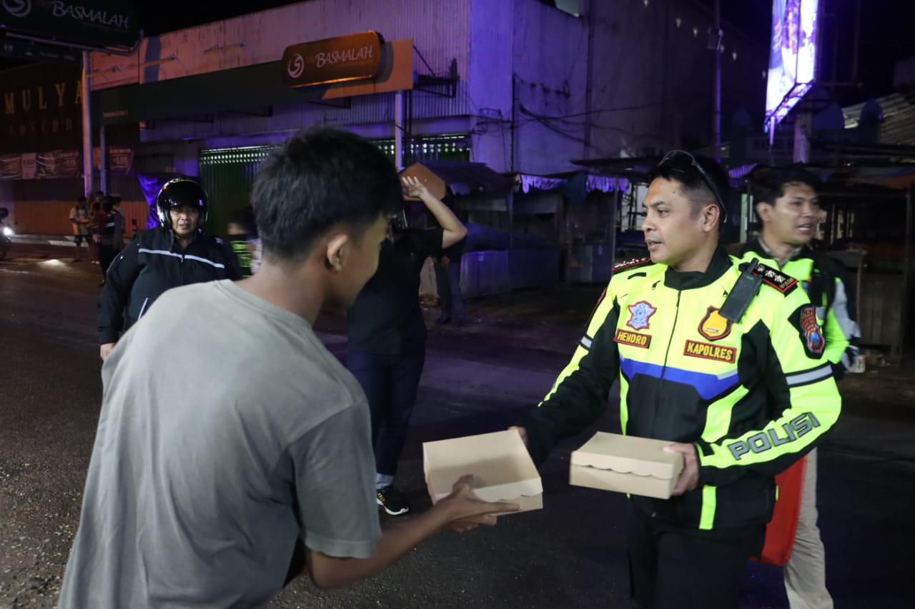 Jaga Keamanan di Bulan Ramadhan, Kapolres Bangkalan Gelar Patroli KRYD dan Berbagi Sahur