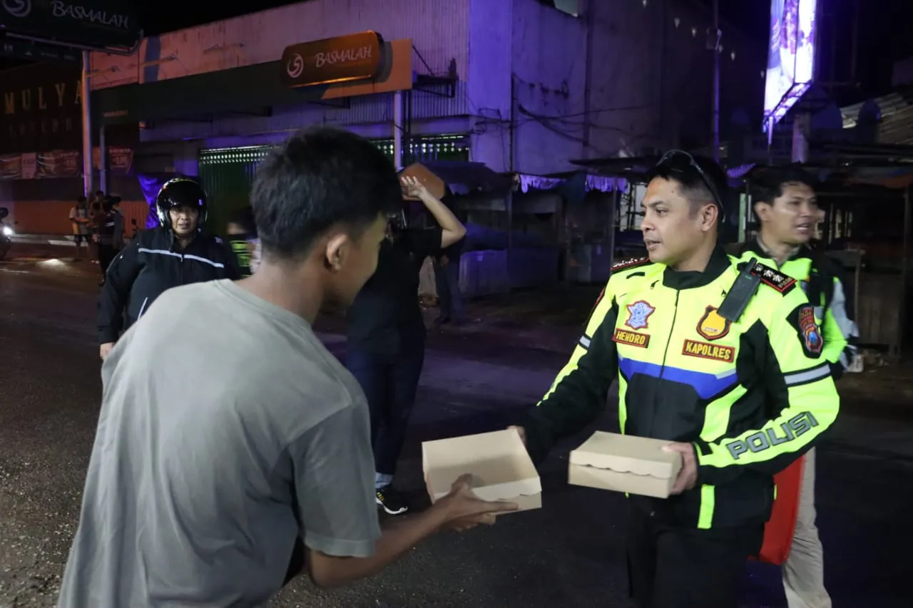 Jaga Keamanan di Bulan Ramadhan, Kapolres Bangkalan Gelar Patroli KRYD dan Berbagi Sahur