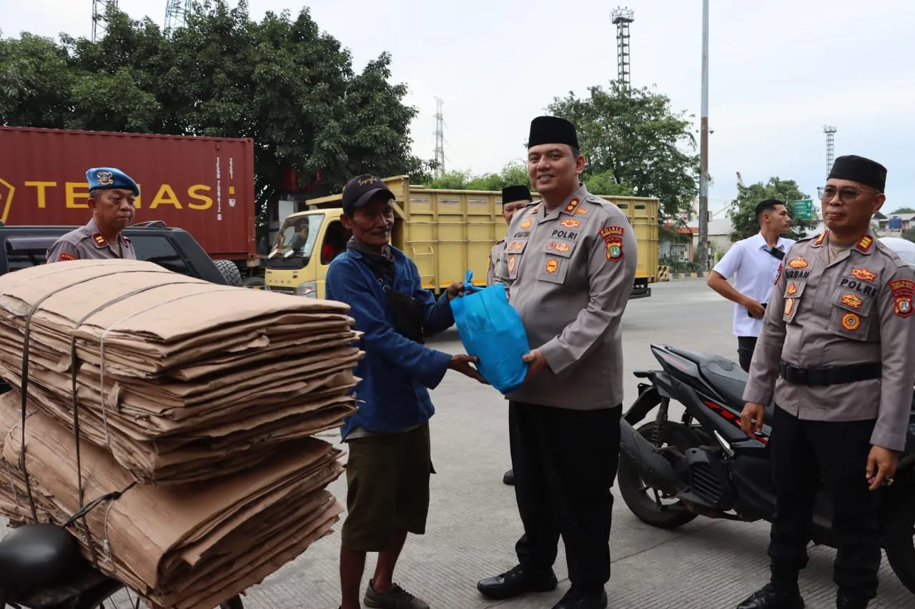 Buruh Pelabuhan Tanjung Priok Rasakan Manfaat Bakti Sosial Polri.