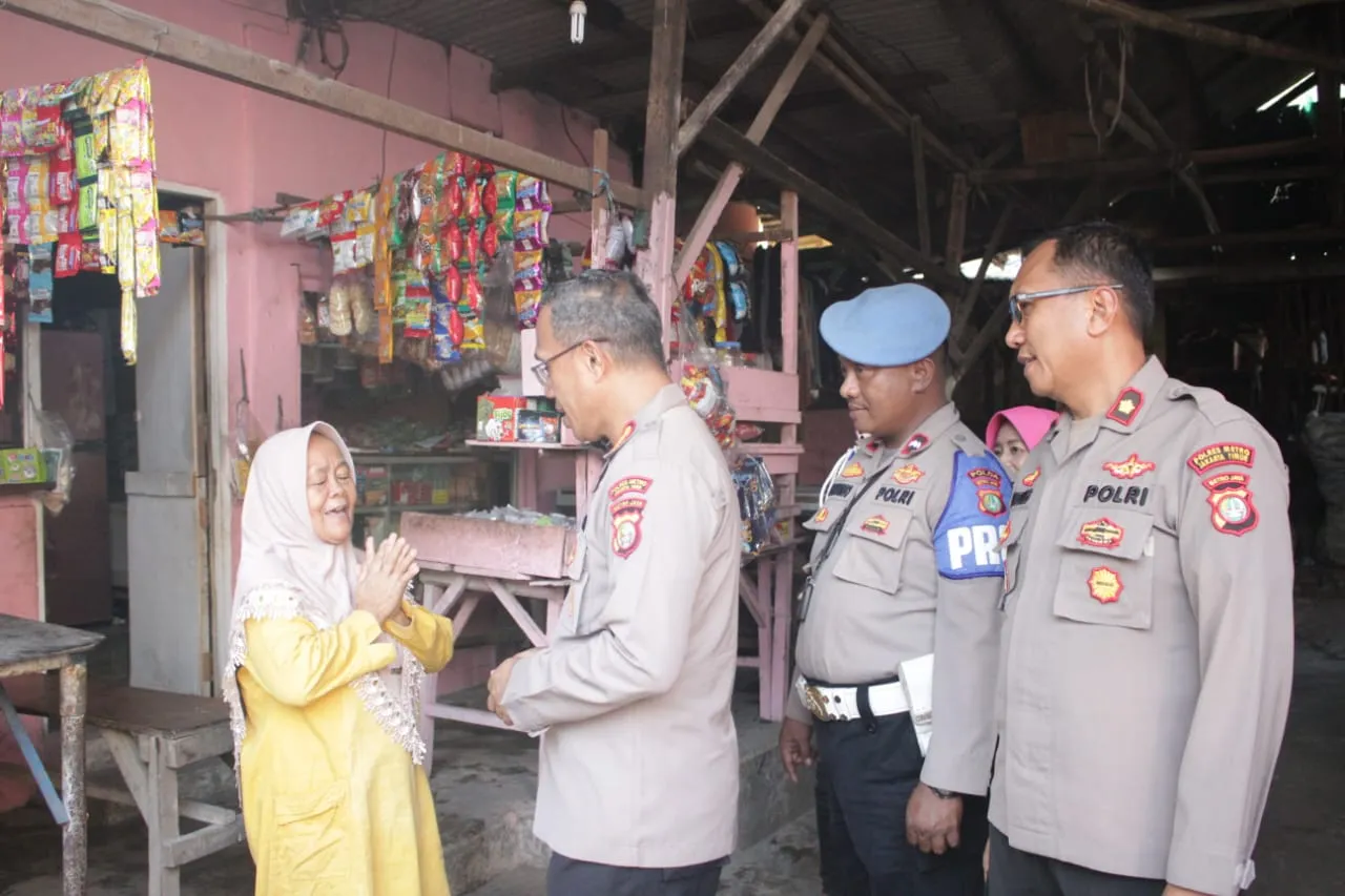 Kapolres Metro Jakarta Timur Gelar Baksos, Bagikan 100 Nasi Box Untuk Buka Puasa Kepada Pemulung Di Pinang Ranti