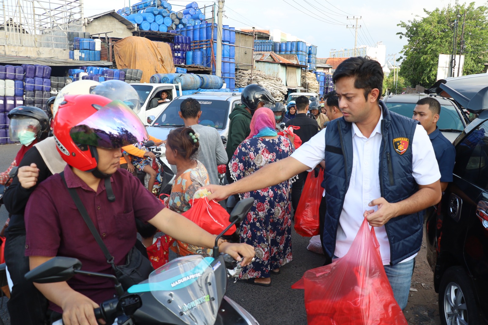 Ramadan Berkah: Satreskrim Polres Pelabuhan Tanjung Perak Berbagi Takjil dan Edukasi Kamtibmas di Surabaya