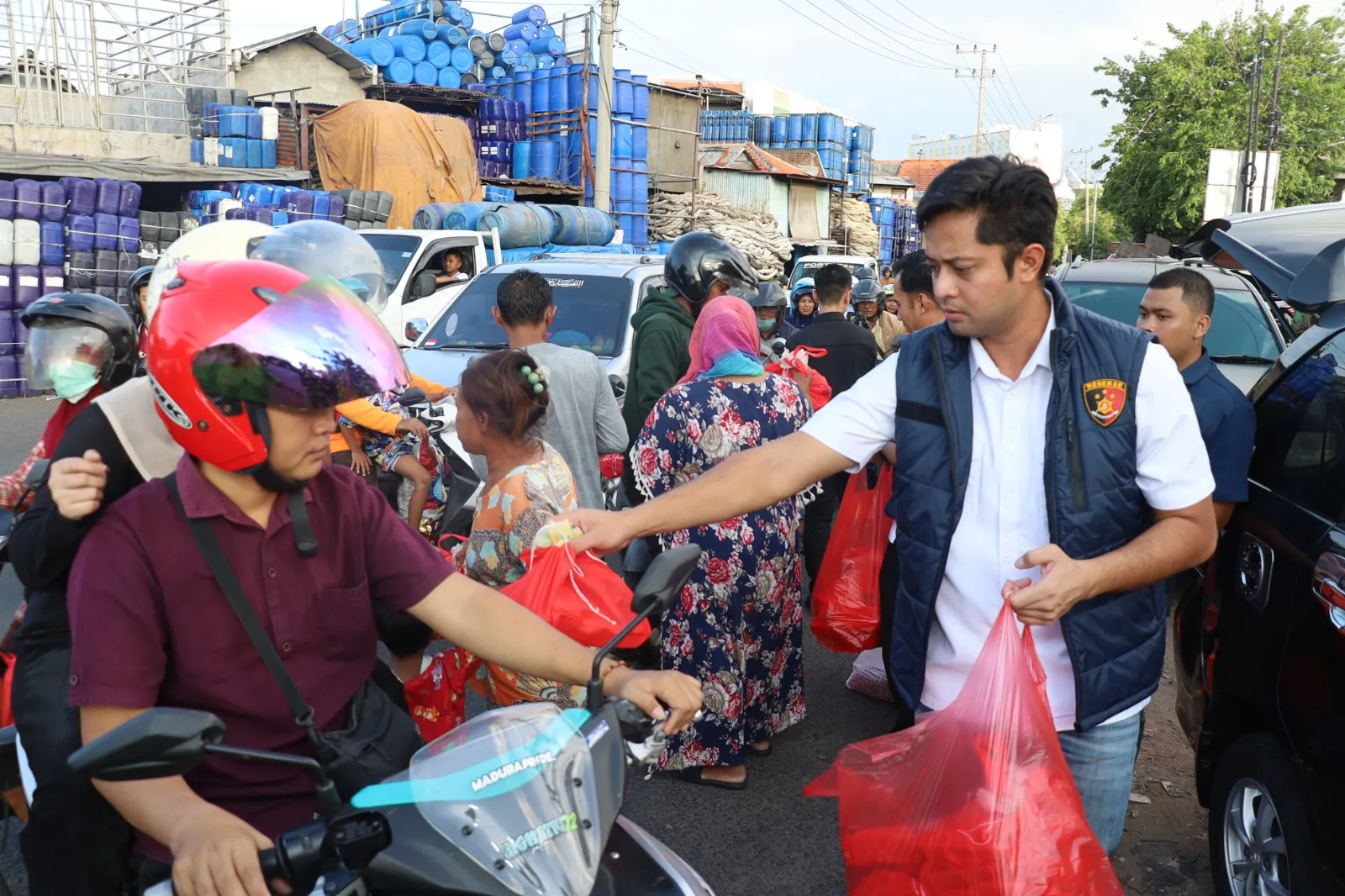 Ramadan Berkah: Satreskrim Polres Pelabuhan Tanjung Perak Berbagi Takjil dan Edukasi Kamtibmas di Surabaya