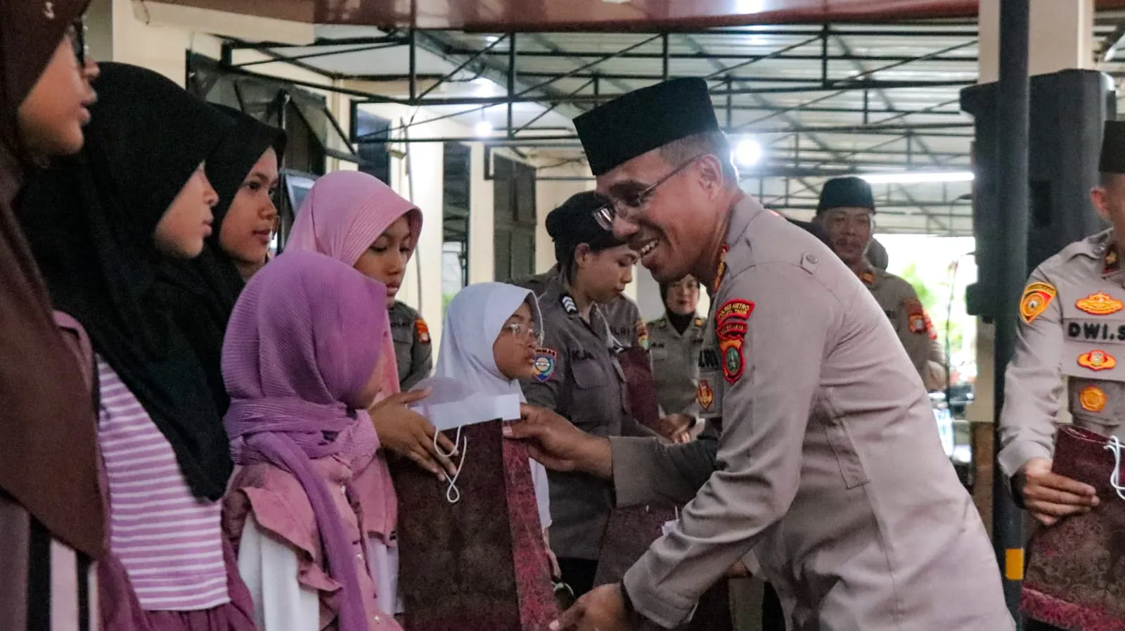 Kapolres Metro Jakarta Timur Dan Insan Media Bagikan Ta'jil serta Santunan Anak Yatim Piatu Di Bulan Suci Ramadhan 1446 H.