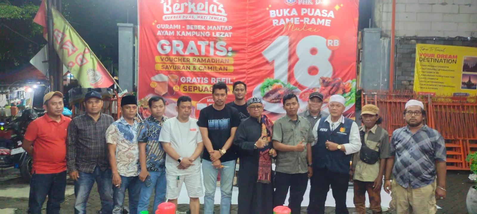 PT Delik Jatim Group (Media Delikjatim.com) Laksanakan Giat Buka Puasa Bersama Jurnalis  di Rumah Makan Ayam Bakar Pak D