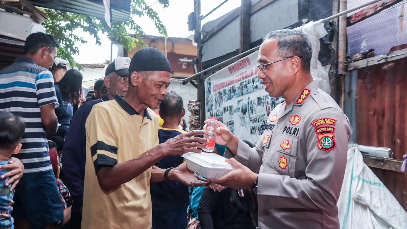Bakti Sosial Kapolres Metro Jakarta Timur: Pembagian 300 Paket Nasi Box Untuk Warga Di Wilayah Slum Area Di Tengah Bulan Suci Ramadhan.