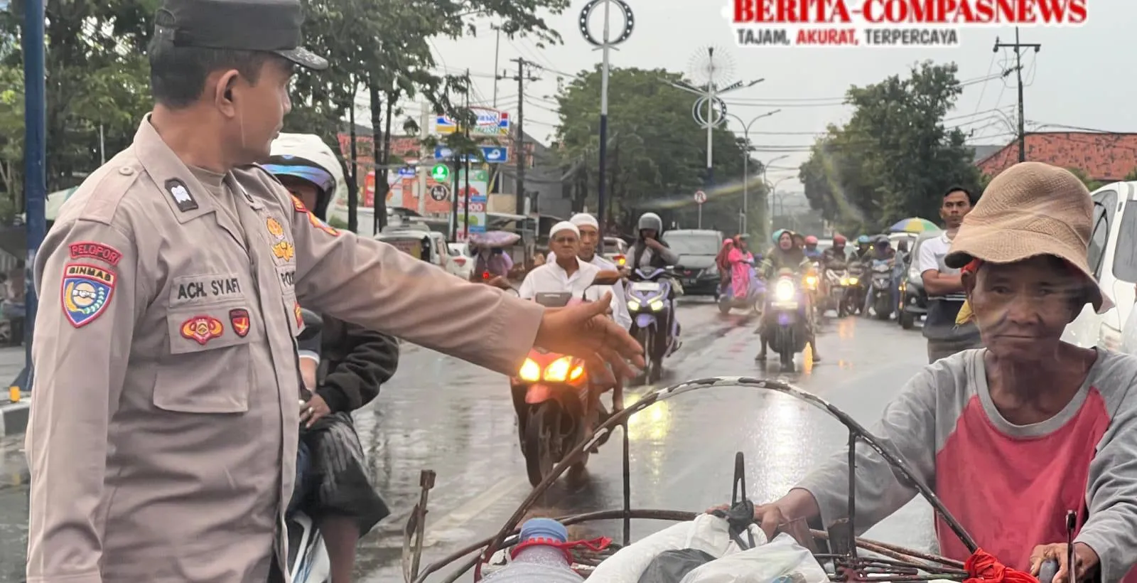 Anggota Polsek Sampang, Bantu Kelancaran Lalu Lintas Estoh 97 Berbagi, Depan Alun - Alun Trunojoyo