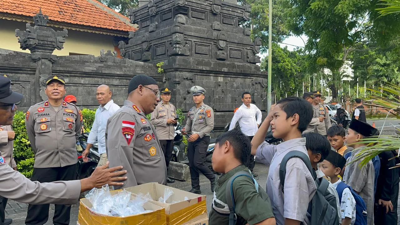 Kapolres Bandara Ngurah Rai Bagikan Takjil di Masjid Nurul Huda