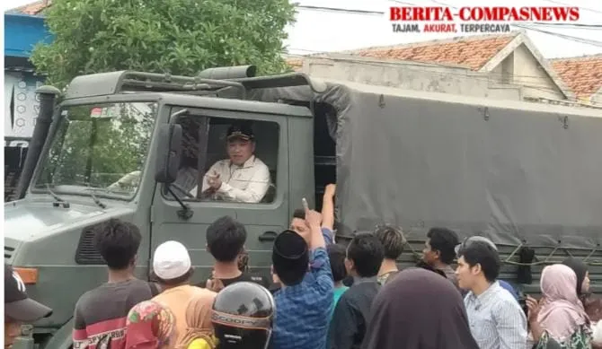 Bupati Sampang Mengemudikan Mobil Truk Sendiri, Berbagi Bantuan Sembako Kepada Warga
