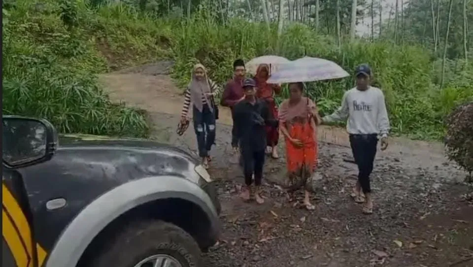 Terjang Jalan Terjal, Polisi di Probolinggo Bantu Warga Pulang Dari Rumah Sakit Pasca Operasi Melahirkan