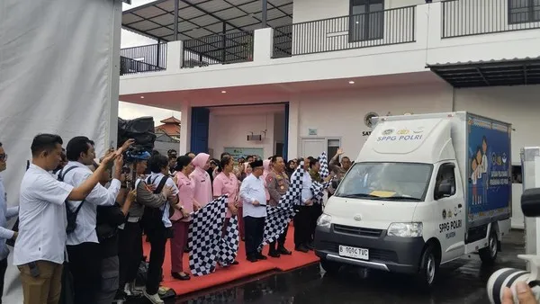 Dukung Program Makan Bergizi Gratis, Kapolri Resmikan Operasional SPPG Polri.