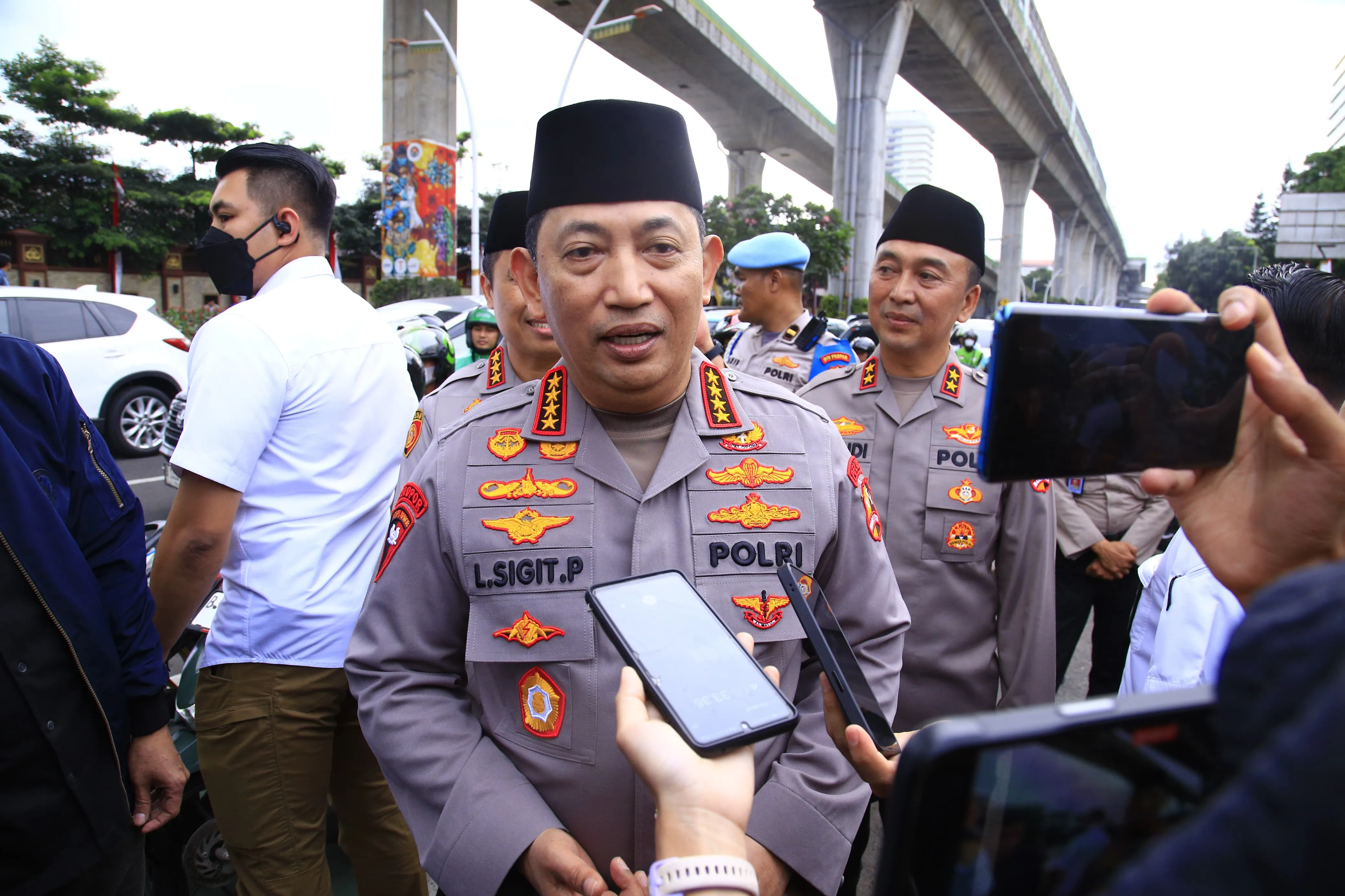 Masyarakat Antusias Saat Kapolri Turun Langsung Berbagi Takjil
