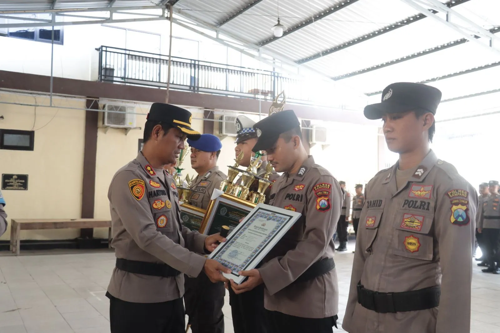 Prestasi dan Penghargaan Diberikan Kepada Juara 1 Lomba Adzan Khusus TNI-Polri Se-Jawa Timur, Kapolres Sampang Apresiasi