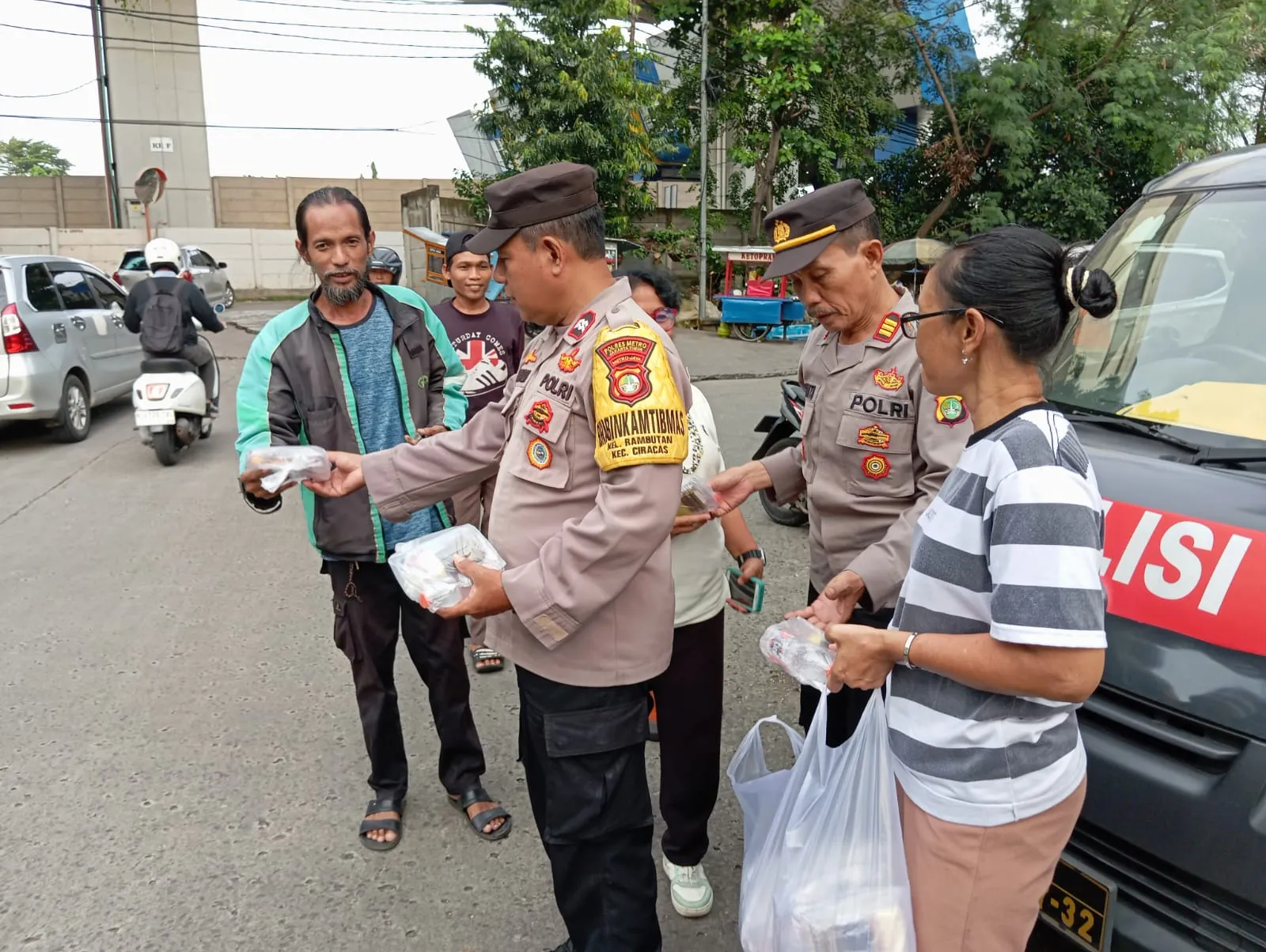 Polsek Ciracas Bagikan Takjil Ramadhan, Pererat Tali Silaturahmi Dengan Masyarakat.
