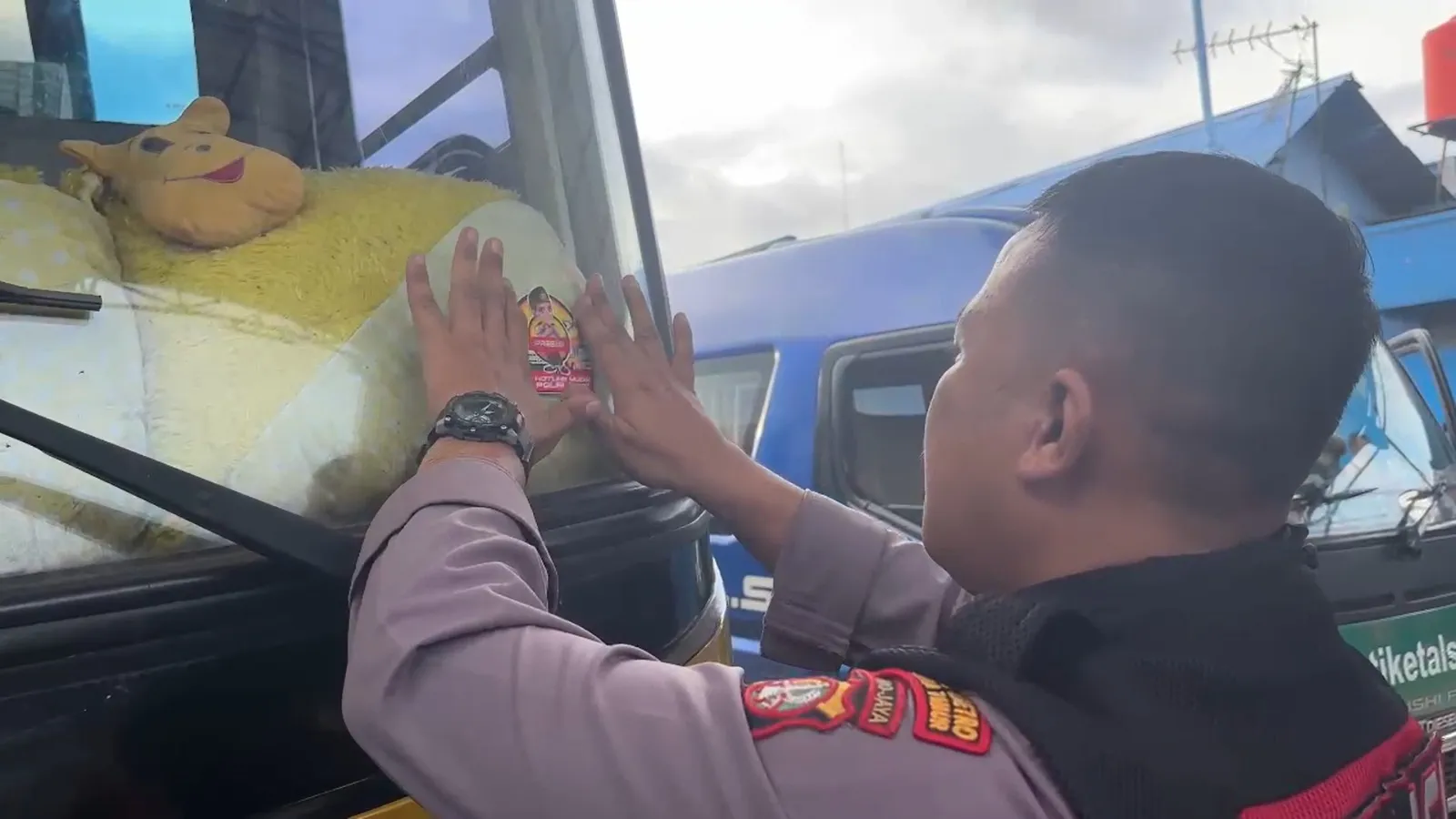 Unit Turjawali Sat Samapta Polres Metro Jakarta Timur Lakukan Pemasangan Stiker “Mudik Aman” di PT ALS.