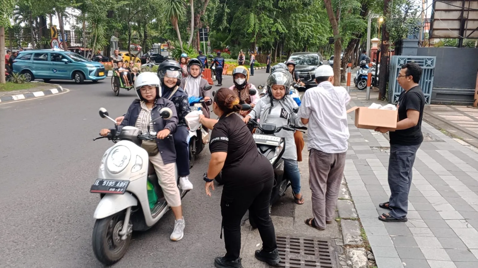Berkah Ramadan: Wartawan Surabaya Berbagi Takjil Untuk Masyarakat