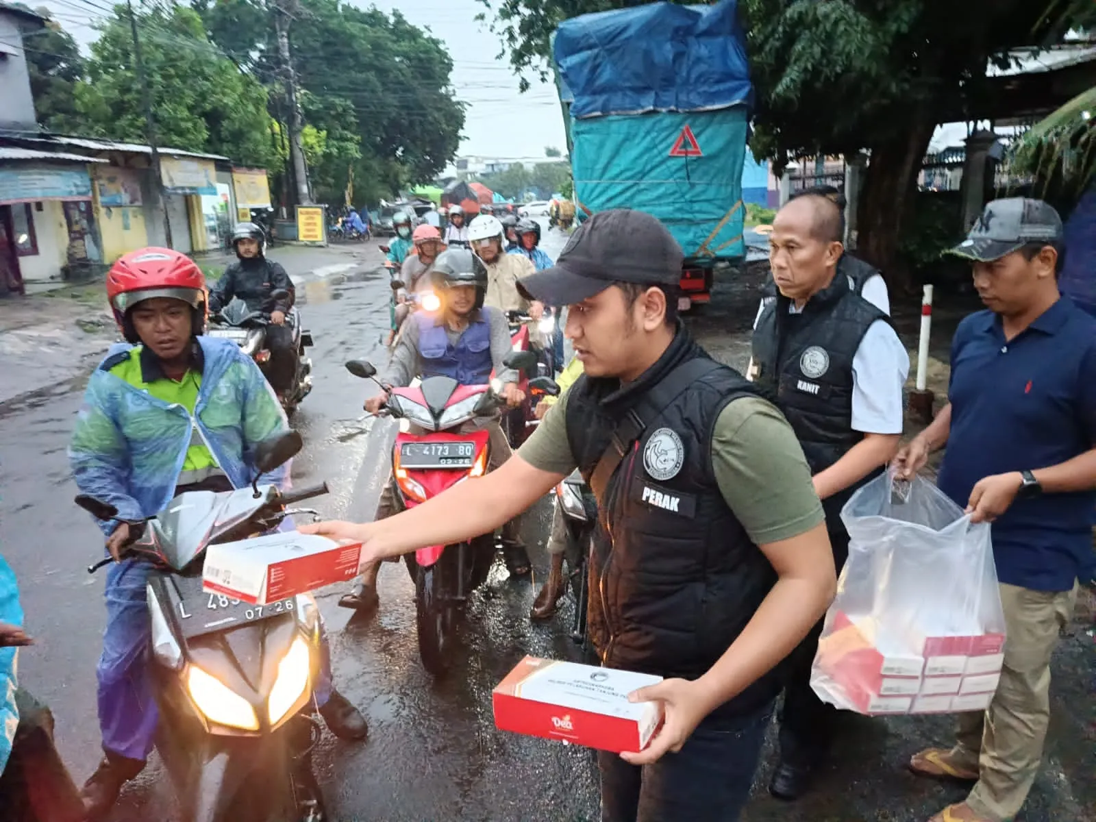 Satresnarkoba Polres Pelabuhan Tanjung Perak Bagikan Takjil Untuk Masyarakat di Surabaya