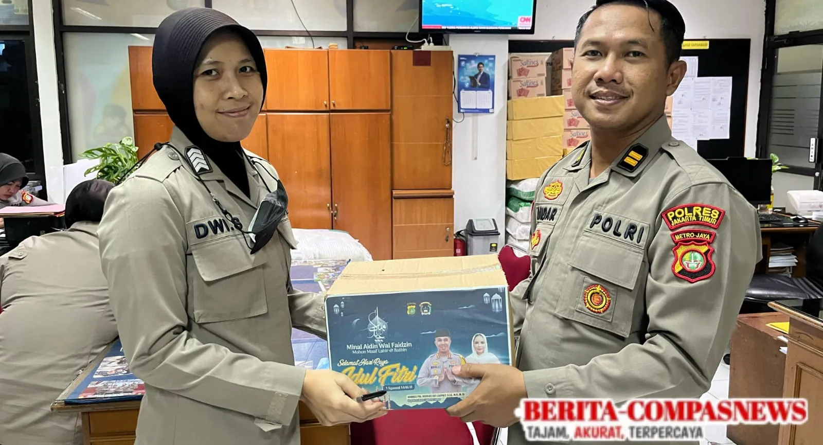 Polres Metro Jakarta Timur Berikan Bingkisan Idul Fitri 1446 H kepada Warakawuri: Bentuk Penghargaan Atas Pengabdian Keluarga Anggota Polri.
