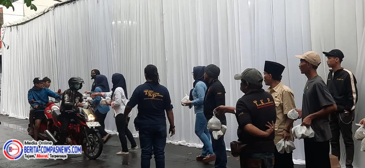 Kantor Hukum D.Firmansyah, SH dan Partner Berbagi Takjil dan Santunan Untuk Anak Yatim dan Masyarakat
