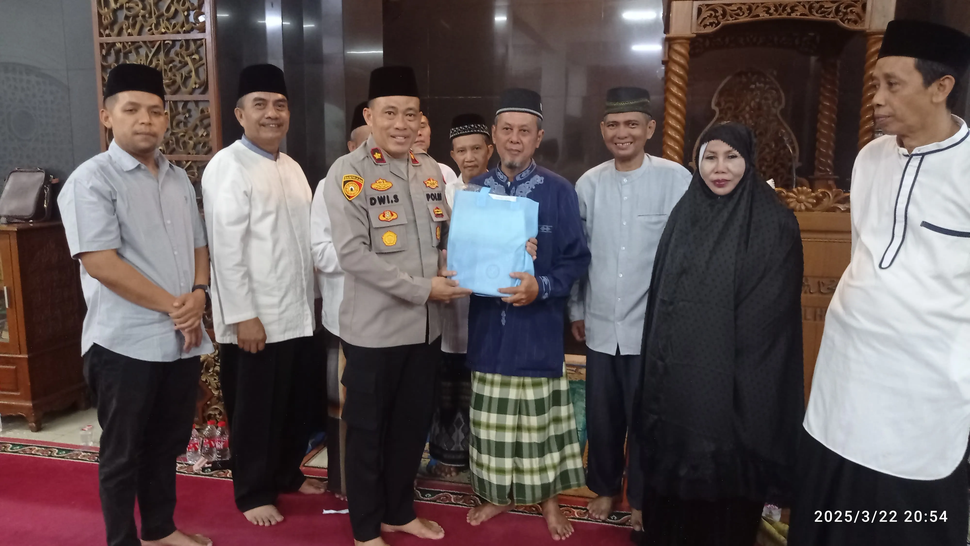 Kapolsek Cipayung Tarawih Bersama 3 Pilar, Ajak Warga Jaga Keamanan Di Bulan Ramadan.