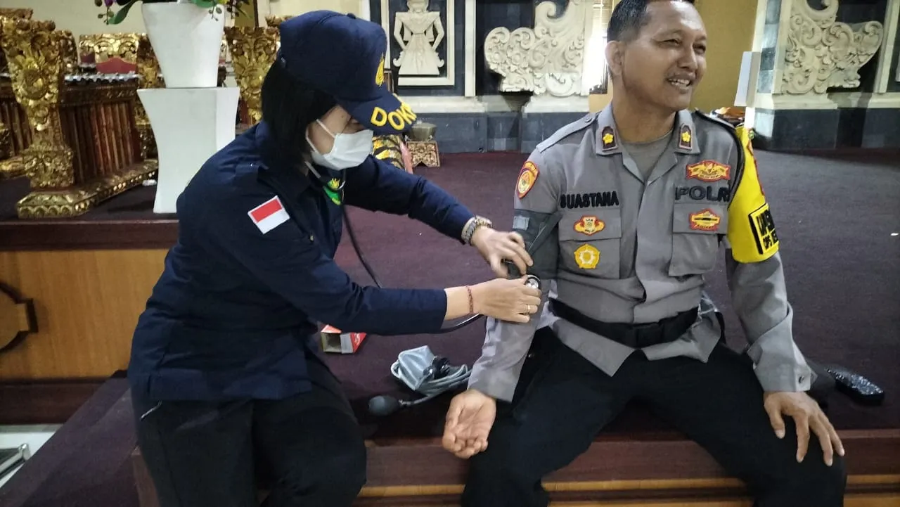 Ops Ketupat Agung 2025: Satgas Banops Subsatgas Dokkes Polresta Denpasar Berikan Layanan Kesehatan