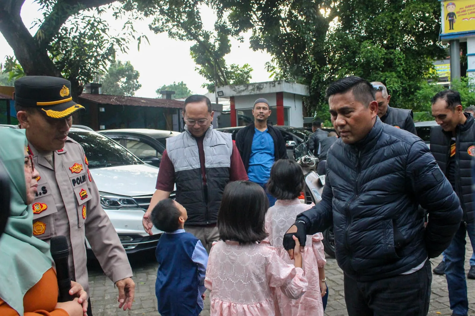 Kapolda Metro Jaya Berikan Ratusan Paket Sembako Dan Santunan Untuk Anak Yatim Di Panti Asuhan "Tunas Bangsa" Cipayung