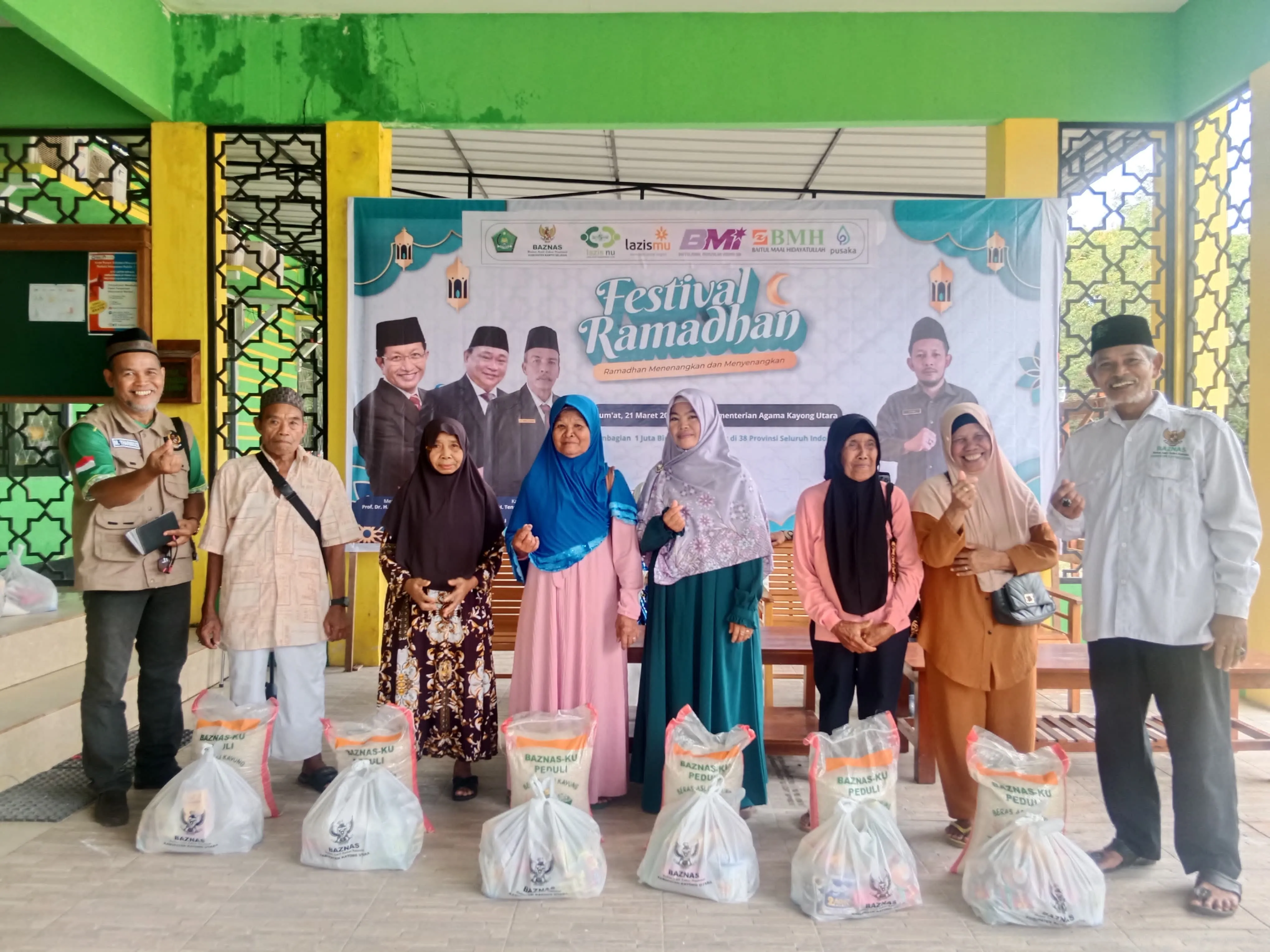 Bupati Romi Wijaya Apresiasi Baznas Kayong Utara Dalam Program Salurkan Ratusan Peket Sembako Lebaran