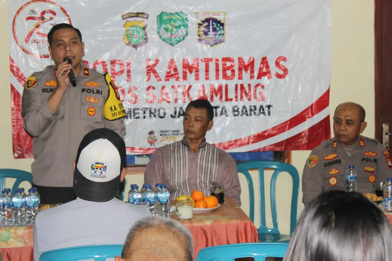 Kapolsek Tambora Ngopi Kamtibmas Di Pos Satkamling RW 02*
